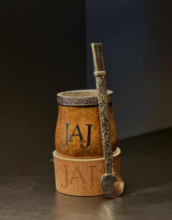 Kit com cuia, base torneada e bomba em Alpaca, todos com o monograma JAJ