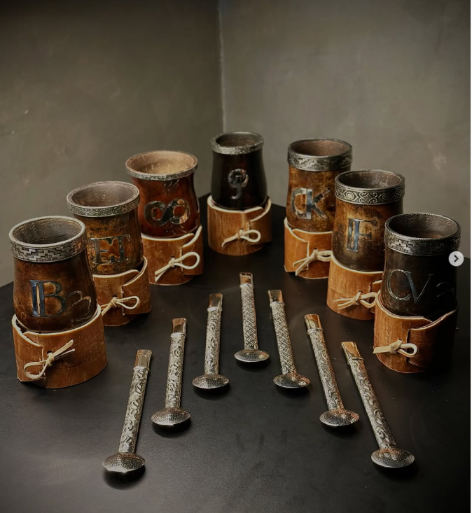 Bombas em Alpaca trabalhada dispostas junto a cuias com monogramas