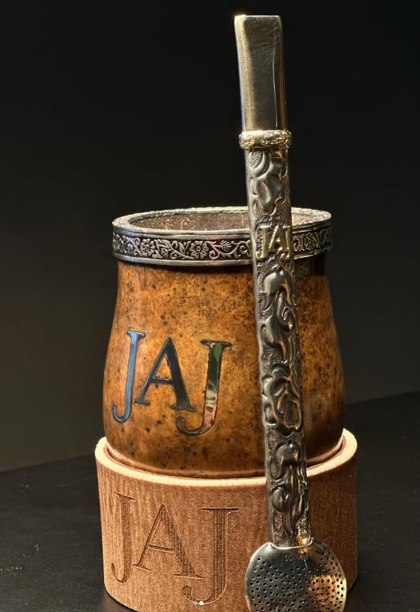 Kit com cuia, base de madeira e bomba em Alpaca gravados com as iniciais JAJ
